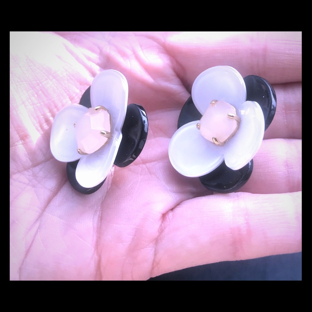 Kate Spade ♠️ earrings black and white flowers.